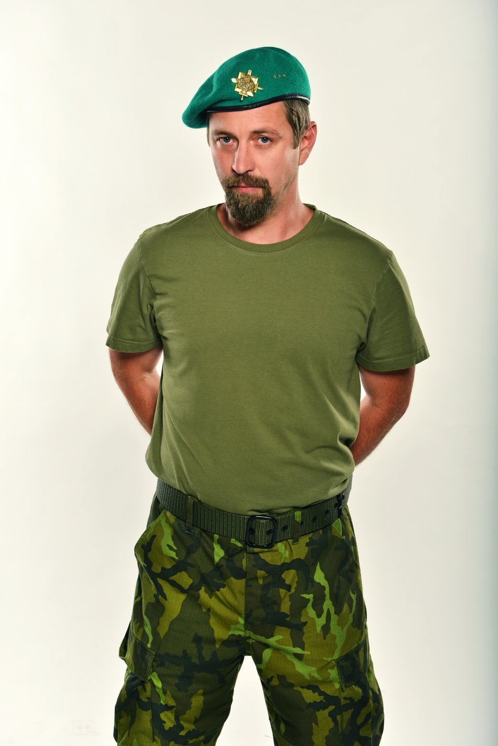 Jan Dolanský hraje Dana Hofmana, a díky seriálu 1.Mise měl příležitost si i zastřílet.