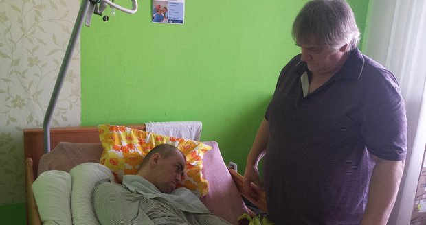 Marek Petružálek na fotkách, které jsou staré takřka přesně rok. Nyní se jeho stav zázračně zlepšil a rodina doufá v uzdravení.