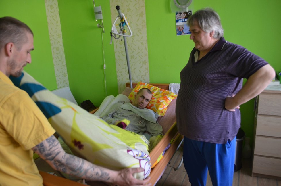 Marek Petružálek na fotkách, které jsou staré takřka přesně rok. Nyní se jeho stav zázračně zlepšil a rodina doufá v uzdravení.