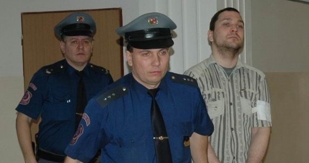 Vrah a narkoman Marek Pliska na cestě do soudní síně