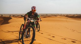 Konec maratonu v marocké poušti. Nejlepší český biker skončil desátý