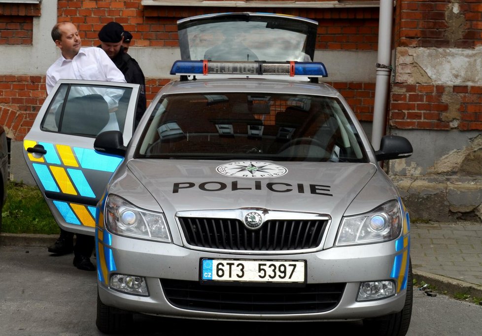 Eskorta Marka Šnajdra v roce 2013, čelil tehdy problémům v souvislosti s kauzou tzv. trafik.