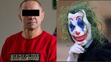 V masce Jokera chtěl zapálit byt se třemi lidmi: Unikli o milimetry