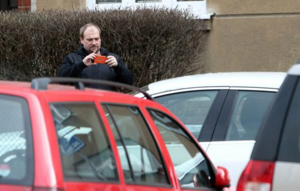 Herec Marek Taclík si své zaparkované auto vyfotil