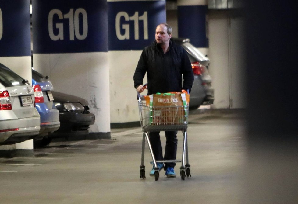 Marek Taclík s naštvaným výrazem naložil lahve a odjel k nákupnímu středisku.