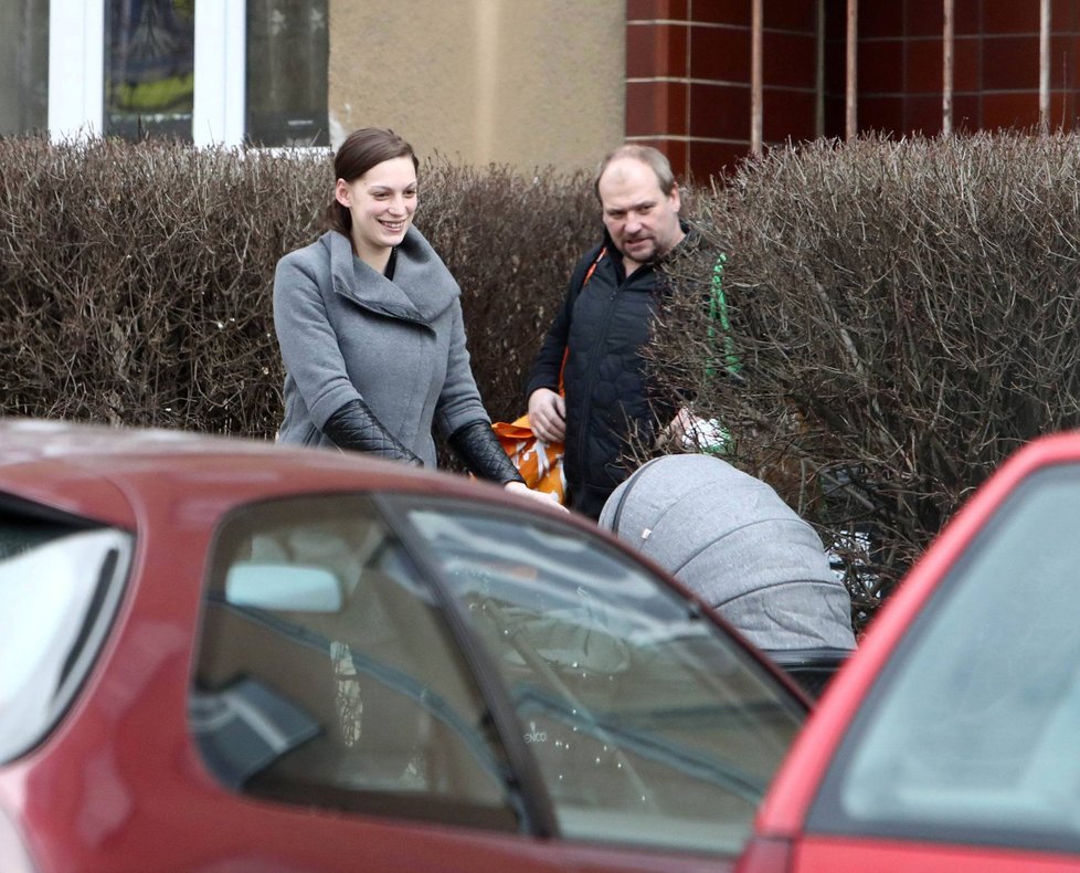 Marek Taclík s přítelkyní Pavlou vyrazil na nákupy, on tlačil vozík, ona kočárek s jejich dítětem.