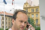 Marek Vít absolvoval včera sérii schůzek, na které se patřičně vybavil těmi nejdražšími rekvizitami: Mobil Nokia 60 000 Kč-...