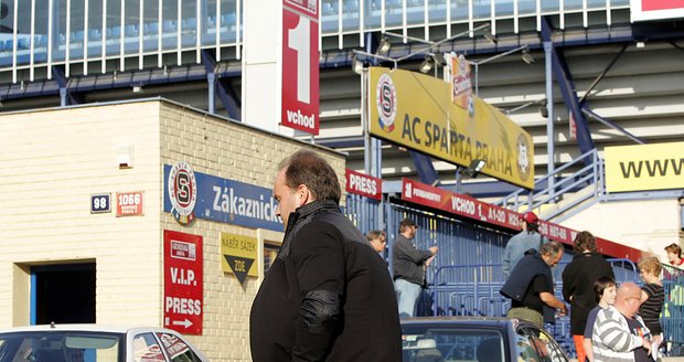 Manžel Mirky Čejkové před stadionem Sparty Praha