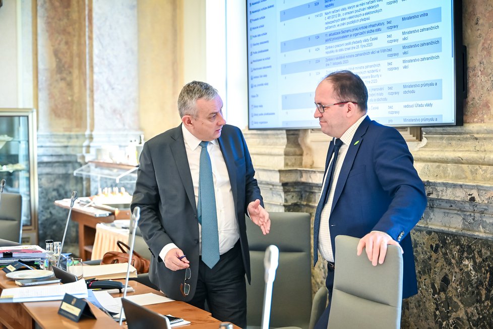 Jednání vlády 10. 1. 2024: Ministr průmyslu a obchodu Jozef Síkela v debatě s ministrem zemědělství Markem Výborným