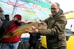 Ministr zemědělství Marek Výborný (KDU-ČSL) s kaprem (21.12.2023)