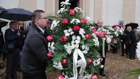 Věnec od zdrceného manžela: Šéf KDU-ČSL Marek Výborný pohřbil svou náhle zesnulou manželku (5.10.2019)