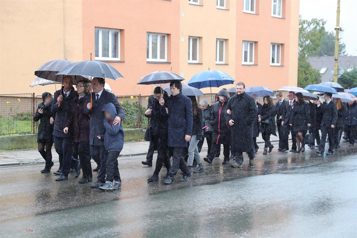 Předseda KDU-ČSL Marek Výborný (v čele uprostřed) je vdovcem, zůstal sám na tři děti. Jeho manželka náhle zemřel,a pohřbili ji 5.10.2019 v Heřmanově Městci