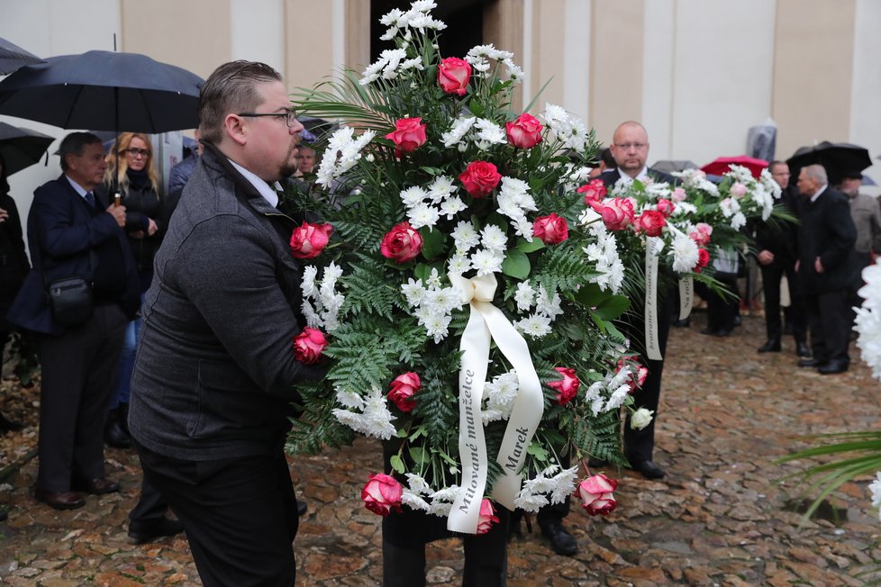 Věnec od zdrceného manžela: Šéf KDU-ČSL Marek Výborný pohřbil svou náhle zesnulou manželku. (5.10.2019)