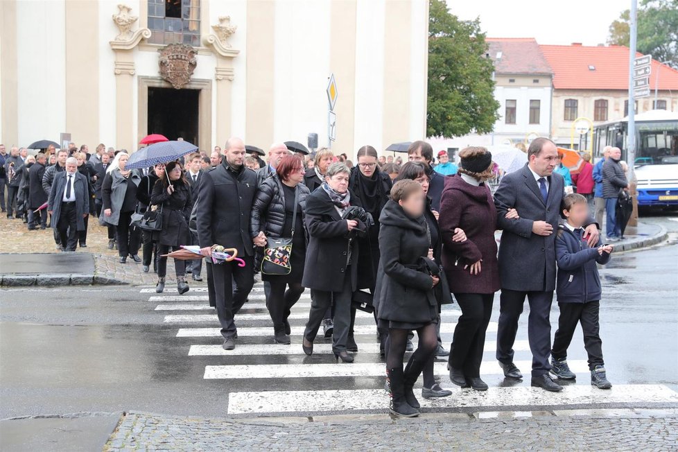 Předseda KDU-ČSL Marek Výborný (v čele uprostřed) je vdovcem, zůstal sám na tři děti. Jeho manželka náhle zemřela, pohřbili ji 5. 10. 2019 v Heřmanově Městci.