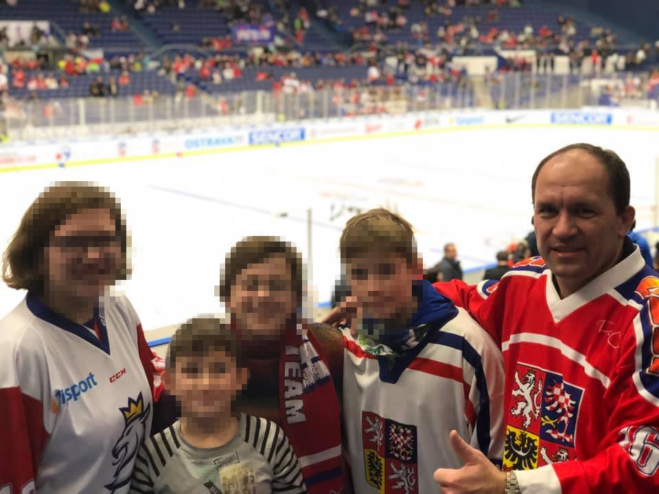 Vdovec Marek Výborný (KDU-ČSL) vyrazil s dětmi na hokej: Chvilky štěstí po tragickém roce (30.12.2019)