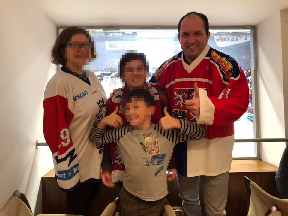 Vdovec Marek Výborný (KDU-ČSL) vyrazil s dětmi na hokej: Chvilky štěstí po tragickém roce (30. 12. 2019).