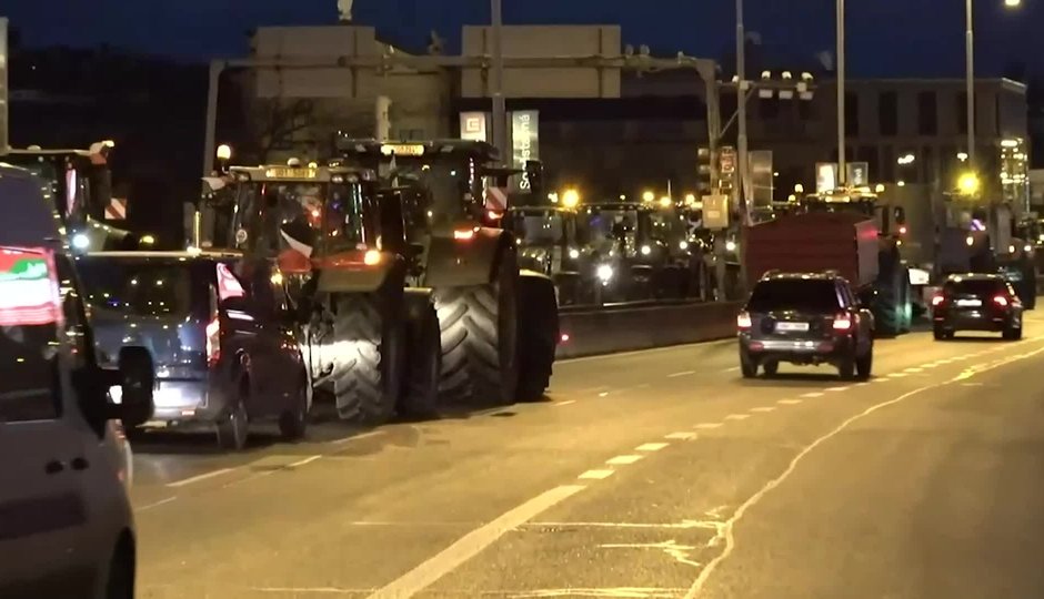 Stovky zemědělců blokovaly svými traktrory Prahu. Ministr Výborný čelil výzvák k demisi