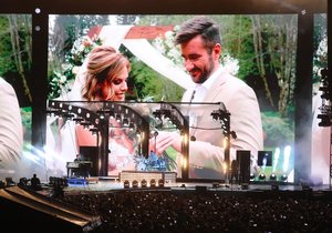 Marek Ztracený videem při koncertu v Edenu oznámil svým fanouškům, že se při utajeném obřadu oženil se svou snoubenkou Marcelou