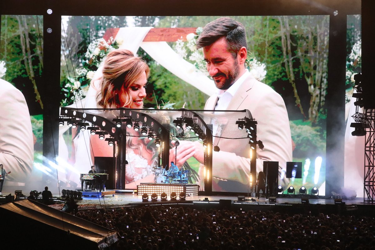 Marek Ztracený videem při koncertu v Edenu oznámil svým fanouškům, že se při utajeném obřadu oženil se svou snoubenkou Marcelou
