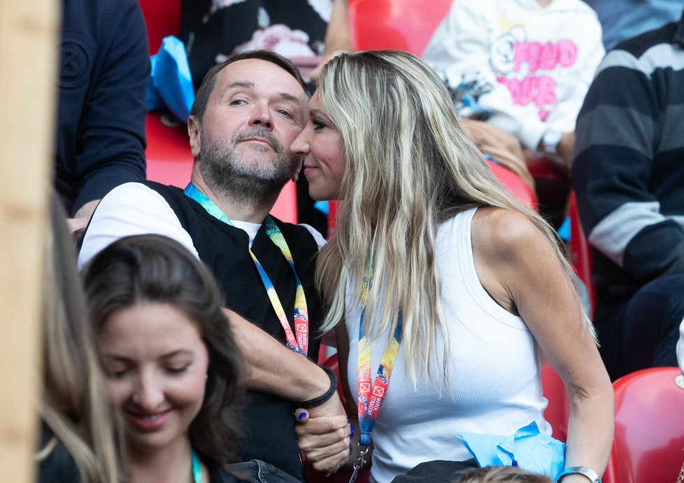 Marek Ztracený při koncertu v Edenu fanouškům odhalil, že se tajně oženil se svou snoubenkou Marcelou. Dojemnému okamžiku mezi desetitisíci návštěvníků přihlíželi také slavní.