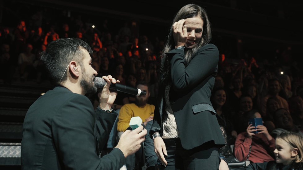 Marek Ztracený se na svém koncertě zasnoubil. 