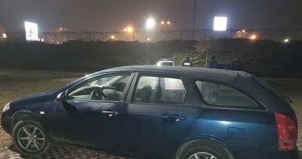 Nissan skončil na policejním parkovišti, jeho řidič šel domů pěšky. Hrozí mu až 2 roky vězení.