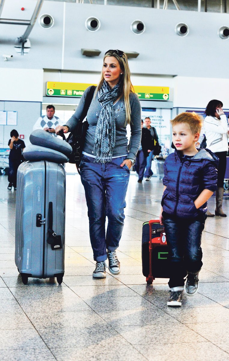 Marešová se synem na letišti před odletem na dovolenou