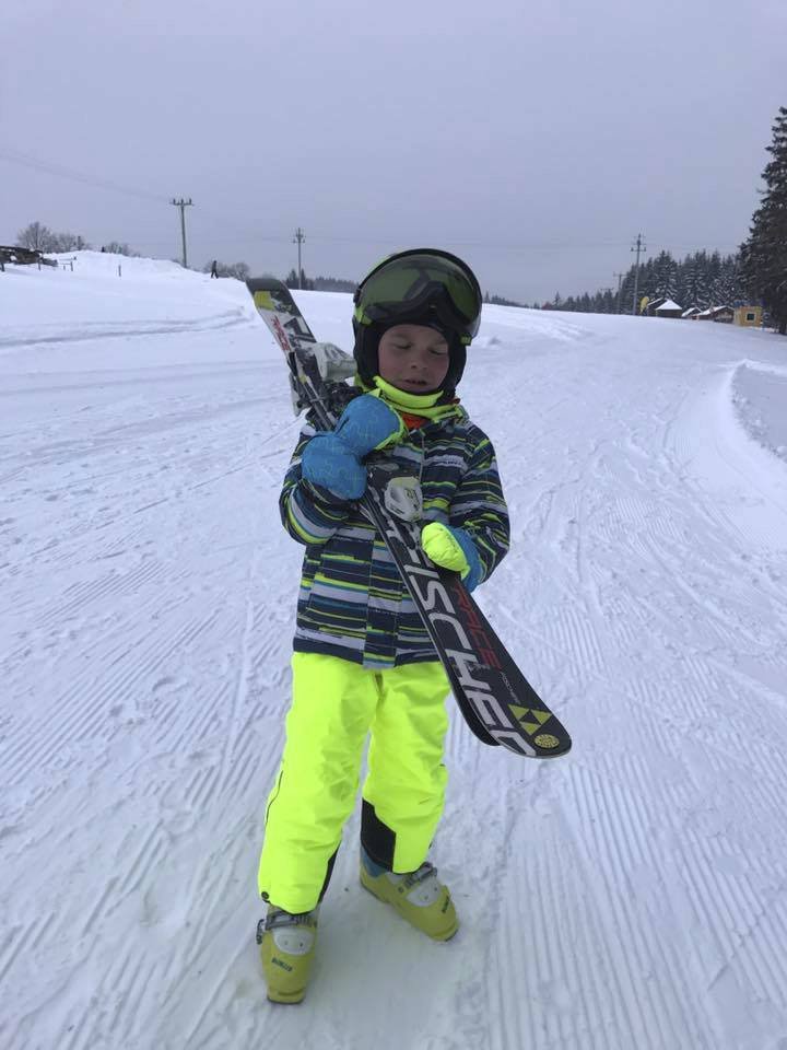 Matěj rád lyžuje.