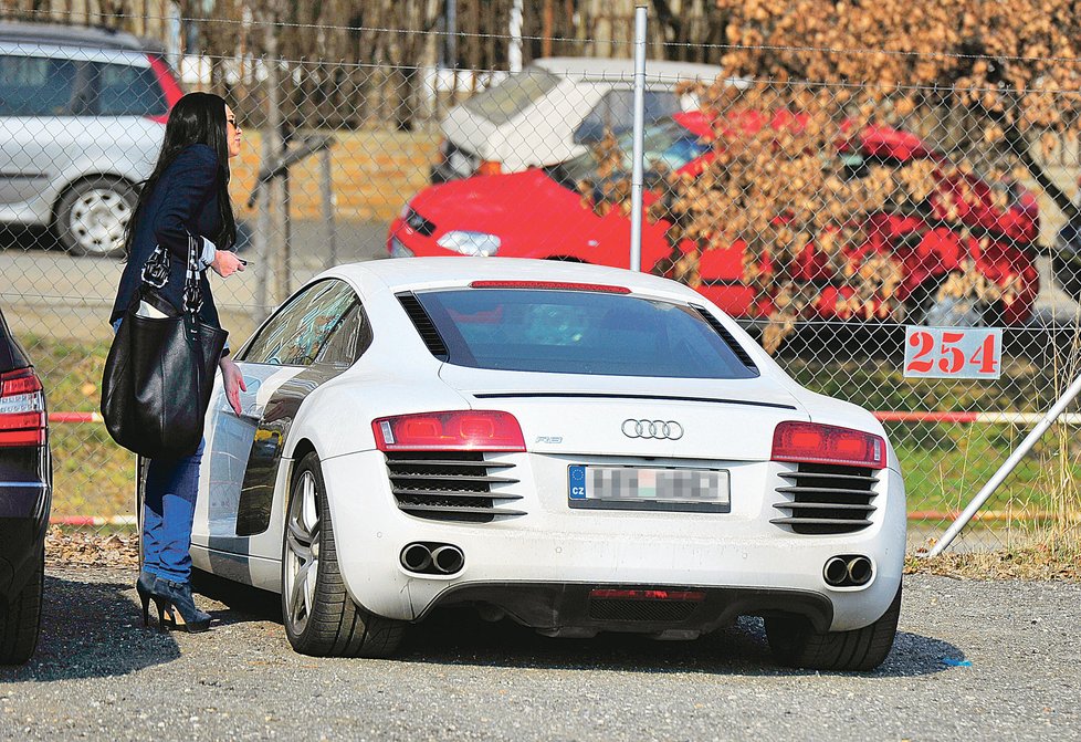 Luxusní auto po rozchodu dostala Hanka