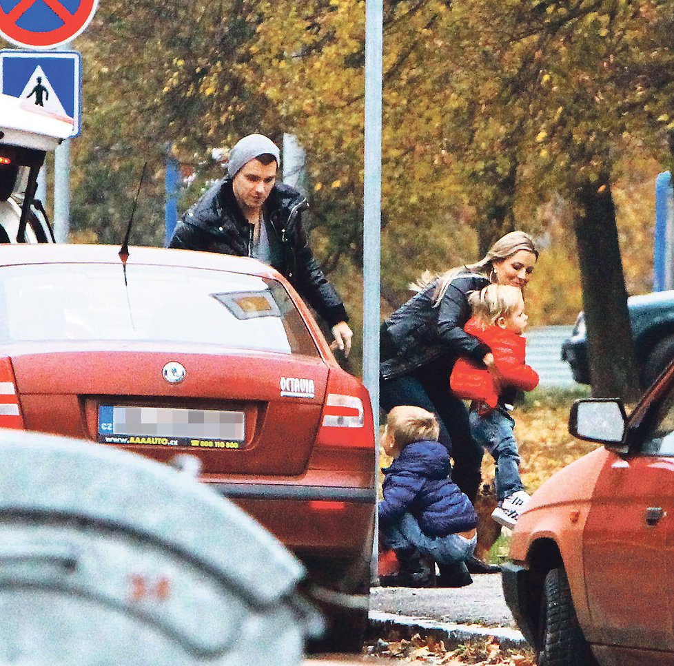 Leoš s Monikou, oslavencem Jakubem a Matějem, vystupují před domem Leošových rodičů v Berouně