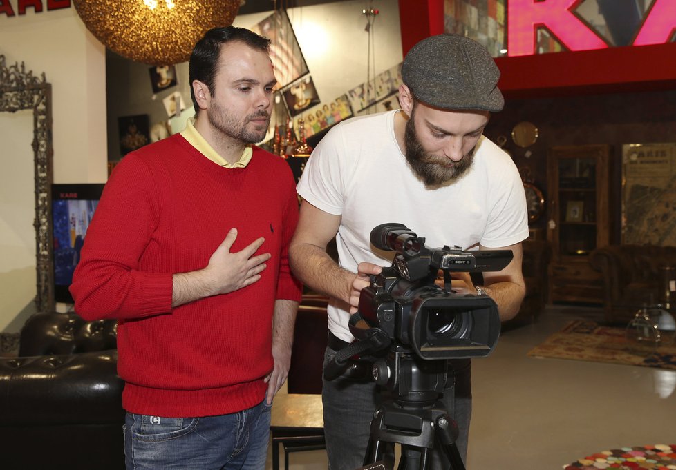 Na vznik pořadu dohlíží jeho dramaturg Petr Macek, na snímku s kameramanem Petrem Soukupem.