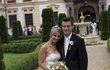 2008 Šaty, ve kterých si ji před devíti lety bral Leoš Mareš, teď Monika věnovala dalším nevěstám.