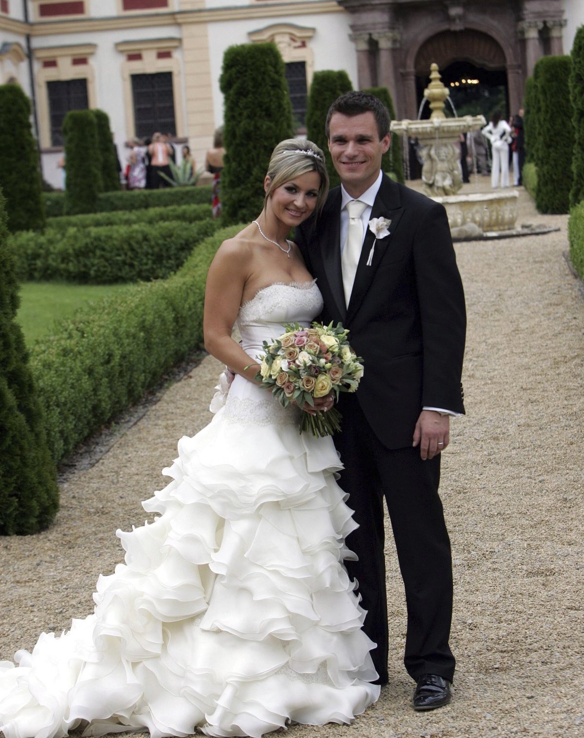 2008 Šaty, ve kterých si ji před devíti lety bral Leoš Mareš, teď Monika věnovala dalším nevěstám. 
