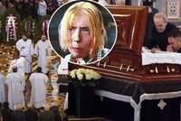 Majestátní pohřeb legendární Marfuši (†79) z Mrazíka: Syn klečel u otevřené rakve!