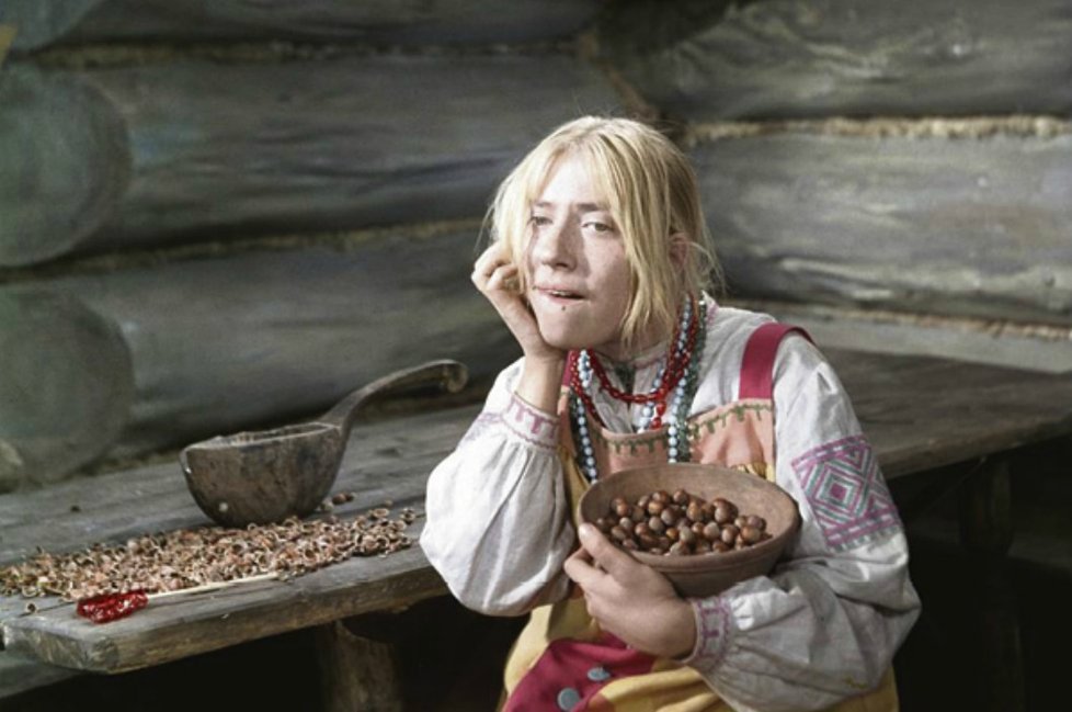 Inna Čurikovová (Marfuša) vzpomíná na to, jak jí u konkurzu pomohlo získat roli to, že se nebála obětovat stoličky na loupání ořechů.