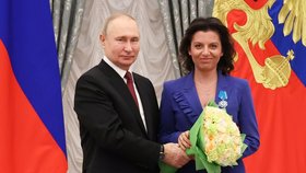 Ruská propagandistka Margarita Simonjanová s Vladimirem Putinem