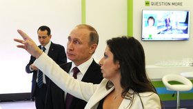 Vladimir Putin na exkurzi v televizi RT (2015).