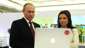 Vladimir Putin na exkurzi v televizi RT (2015).
