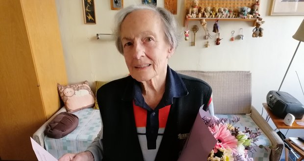 Paní Margit Hirschová (90) se děkovným certifikátem od spolku Kryšpín.