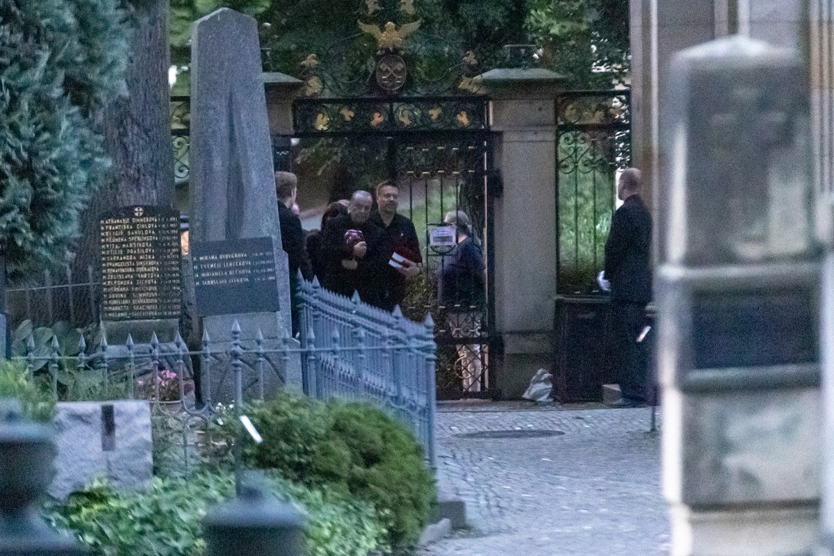 Štefan Margita uložil urnu Hany Zagorové do rodinného hrobu.