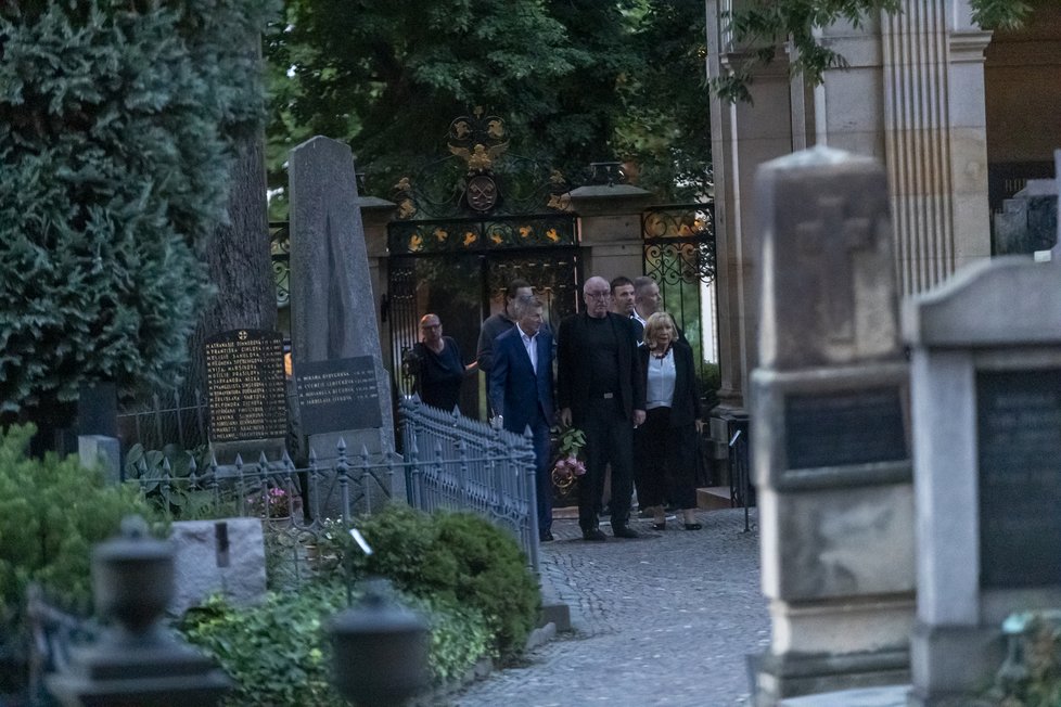 Štefan Margita uložil urnu Hany Zagorové do rodinného hrobu.