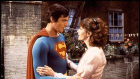 Margot Kidder po boku Supermana.