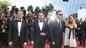 Nový film Quentina Tarantina uvedli v Cannes kromě režiséra (druhý zprava) i hlavní protagonisté snímku Margot Robbie, Leonardo DiCaprio a Brad Pitt