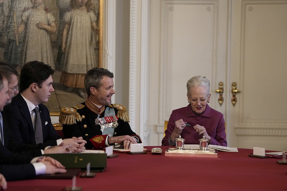 Dánská královna Margrethe II. podepisuje prohlášení o abdikaci ve Státní radě na zámku Christiansborg v Kodani (14. 1. 2023)