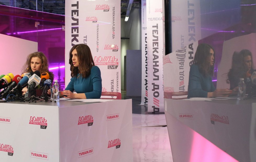 Maria a Naděžda na tiskové konferenci prozradily, že se zřeknou při dalších akcích značky Pussy Riot
