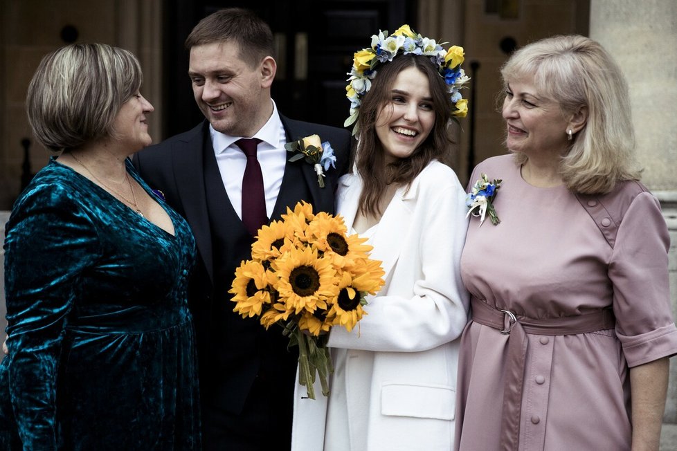 Snoubenci Marie a Vitalij se kvůli válce museli při menším obřadu bez svých blízkých. Jejich fotky alespoň nalepili na židle.