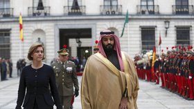 Španělská ministryně obrany Maria Dolores de Cospedal v Madridu se saudsko-arabským korunním princem Mohammedem bin Salmanem