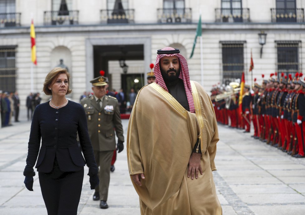 Španělská ministryně obrany Maria Dolores de Cospedal v Madridu se saudsko-arabským korunním princem Mohammedem bin Salmanem