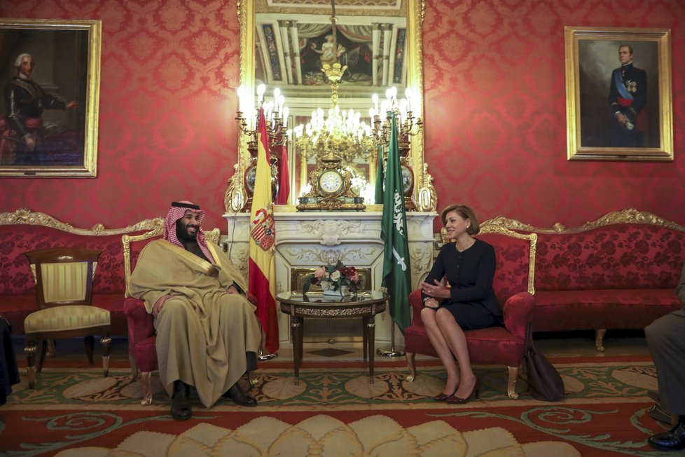 Španělská ministryně obrany Maria Dolores de Cospedal v Madridu se saudsko-arabským korunním princem Mohammedem bin Salmanem