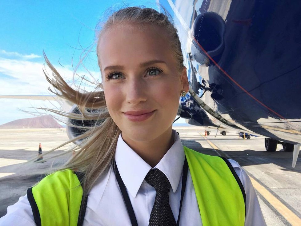 Sexy pilotka Maria Fagerström ze Švédska si užívá života plnými doušky. Na internetu má armádu fanoušků.